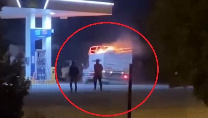 Akaryakıt istasyonunda panik: Alev alan kamyonet benzinliğe girdi