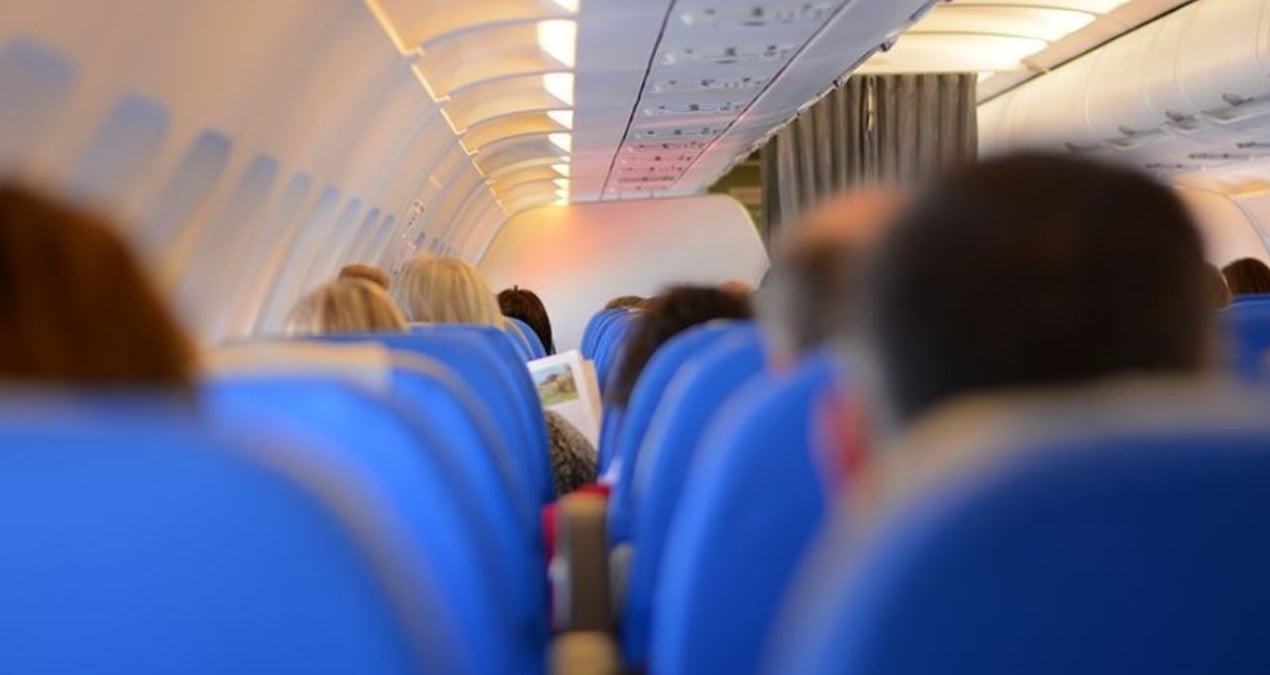 bir anda pasaportunu yedi ucak acil inis yapti 4GvDtsbc