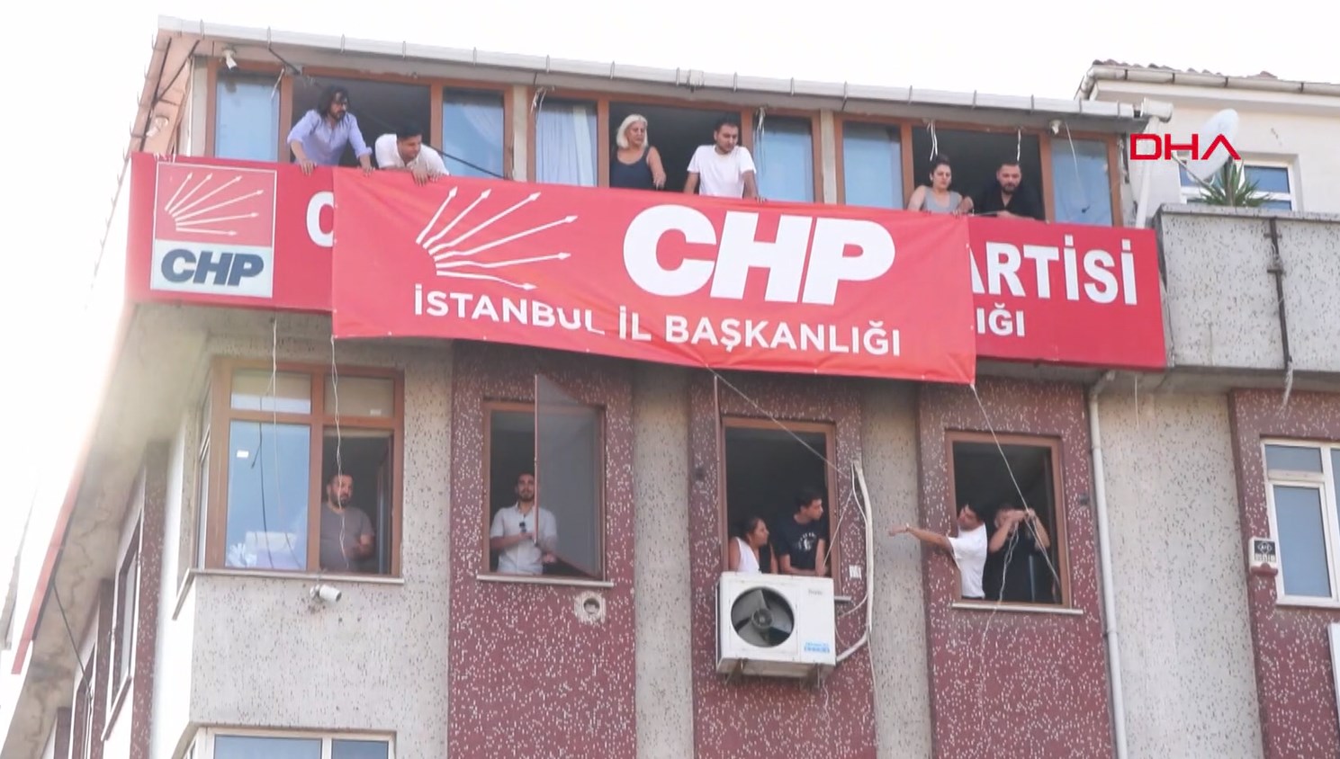 CHP Bahçelievler İlçe Başkanlığı’na “İstanbul İl Başkanlığı” yazısı asıldı