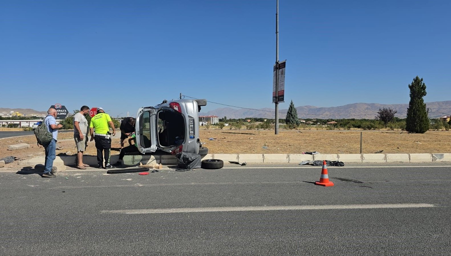 Elazığ’da motosikletle otomobil çarpıştı: 1’i ağır 2 yaralı