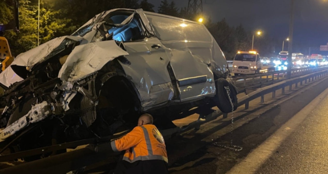 TEM Otoyolu’nda hafif ticari araç bariyerlere çıktı: 1 yaralı