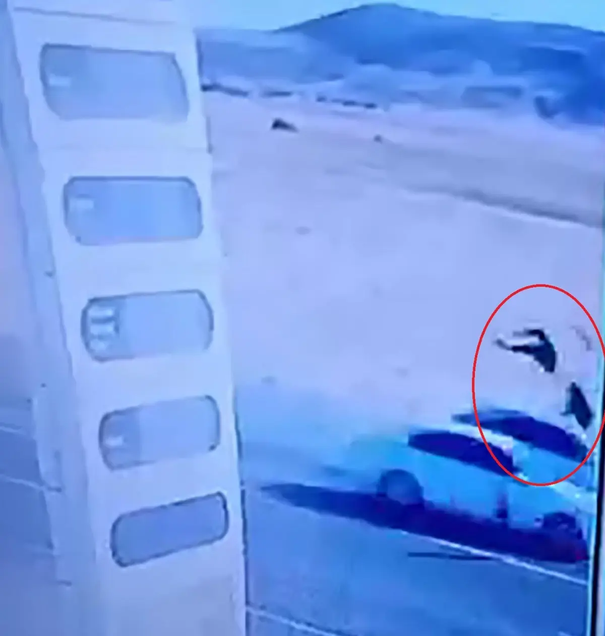 Yola Fırlayan Çocukları Kurtaran Genç Hayatını Kaybetti