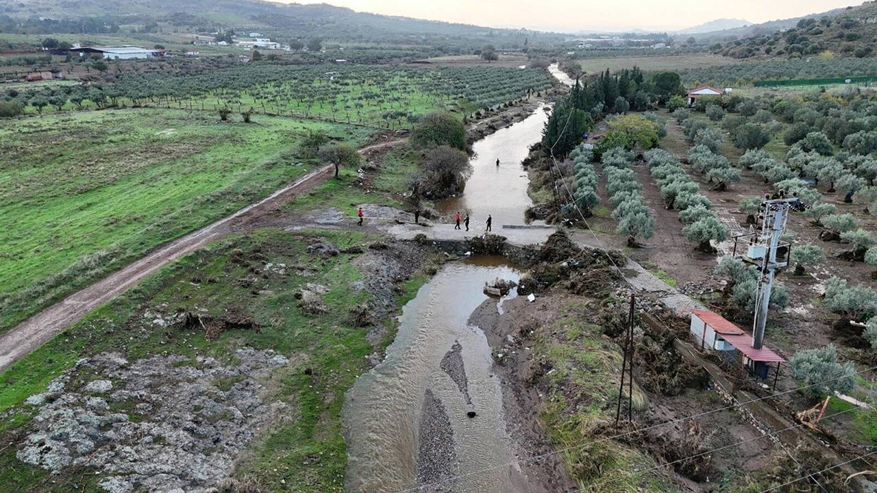 12 saatte metrekareye 155,4 kilogram yağmur düştü… Foça’da selde kaybolan kişiyi arama çalışmaları 2. gününde!