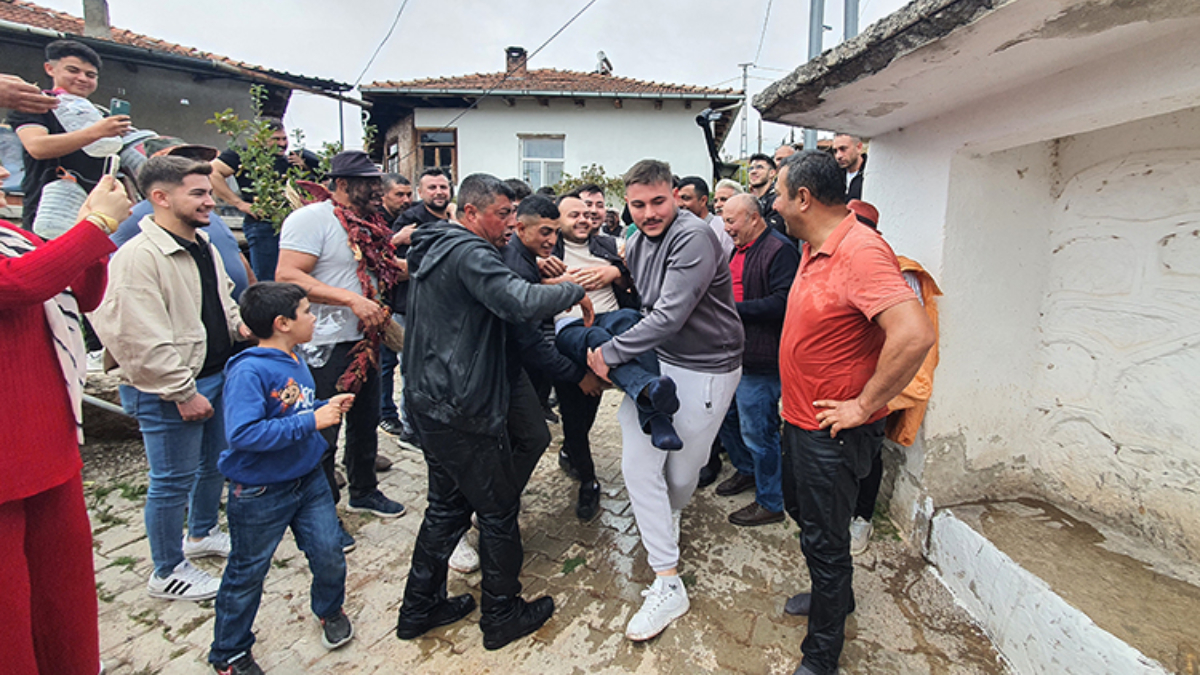 Manisa’da düğünlerde ilgisiz akrabayı ıslatan mahalle