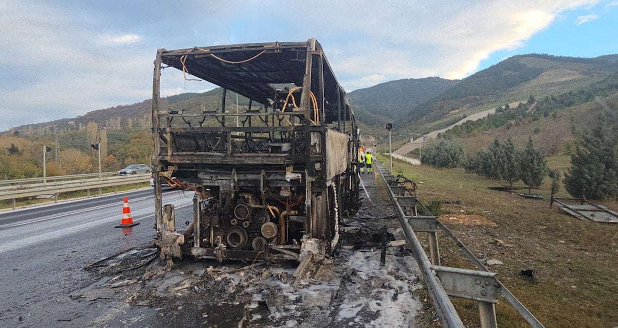 Geziye giden öğrencileri taşıyan otobüs alev alev yandı