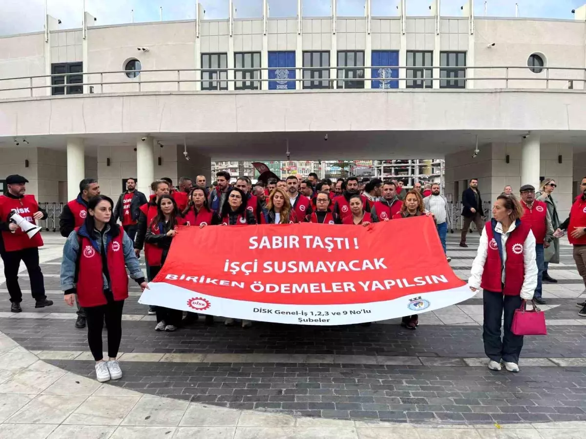 İzmir’de İşçiler Ödenmeyen Hakları İçin Eylem Düzenledi