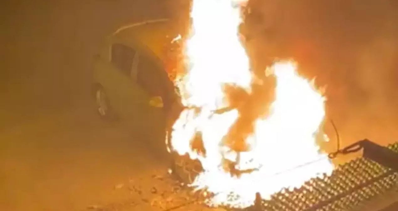 Karabük’te park halindeki otomobil alev alev yandı