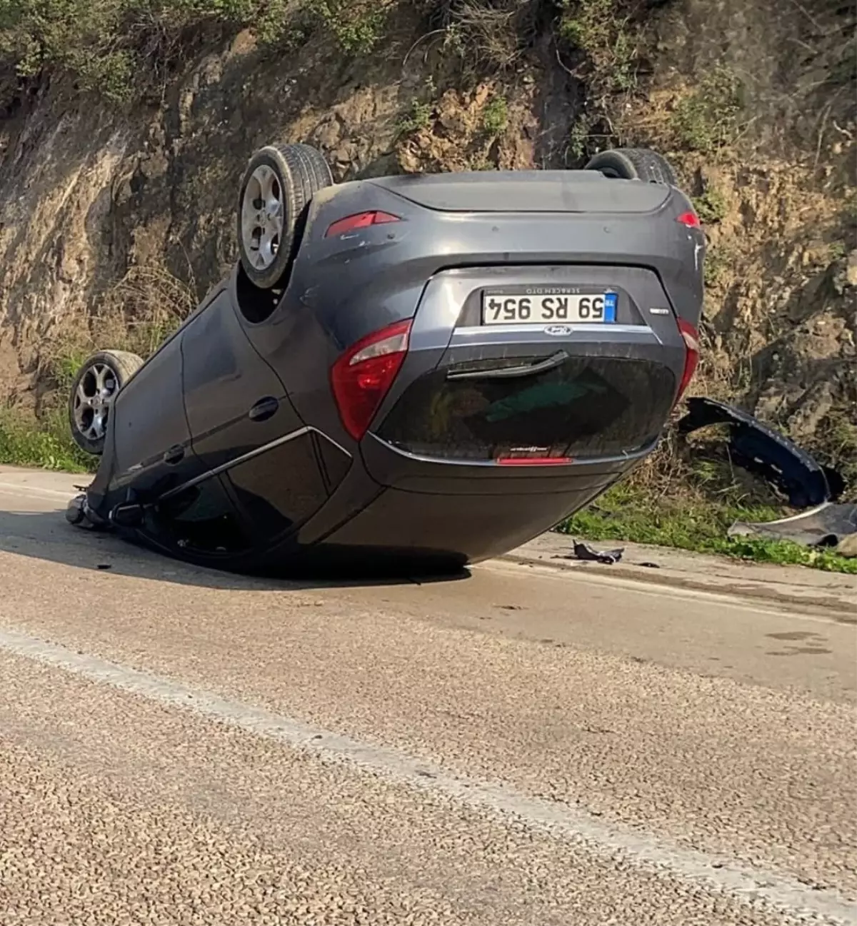 Mudanya’da Kontrolden Çıkan Otomobil Ters Döndü, İki Yaralı