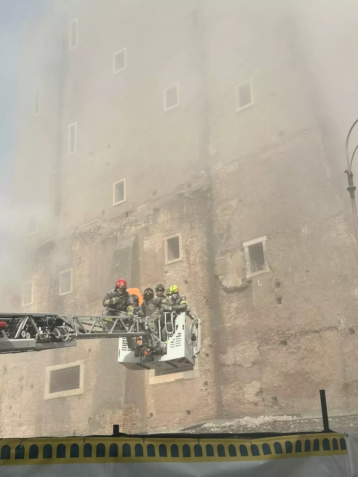 Roma’daki Tarihi Kulede Çökme: 4 İşçi Yaralandı