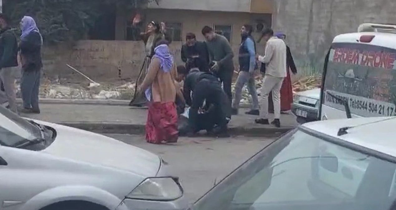 Şanlıurfa’da sokak ortasında taşlı sopalı kavga!