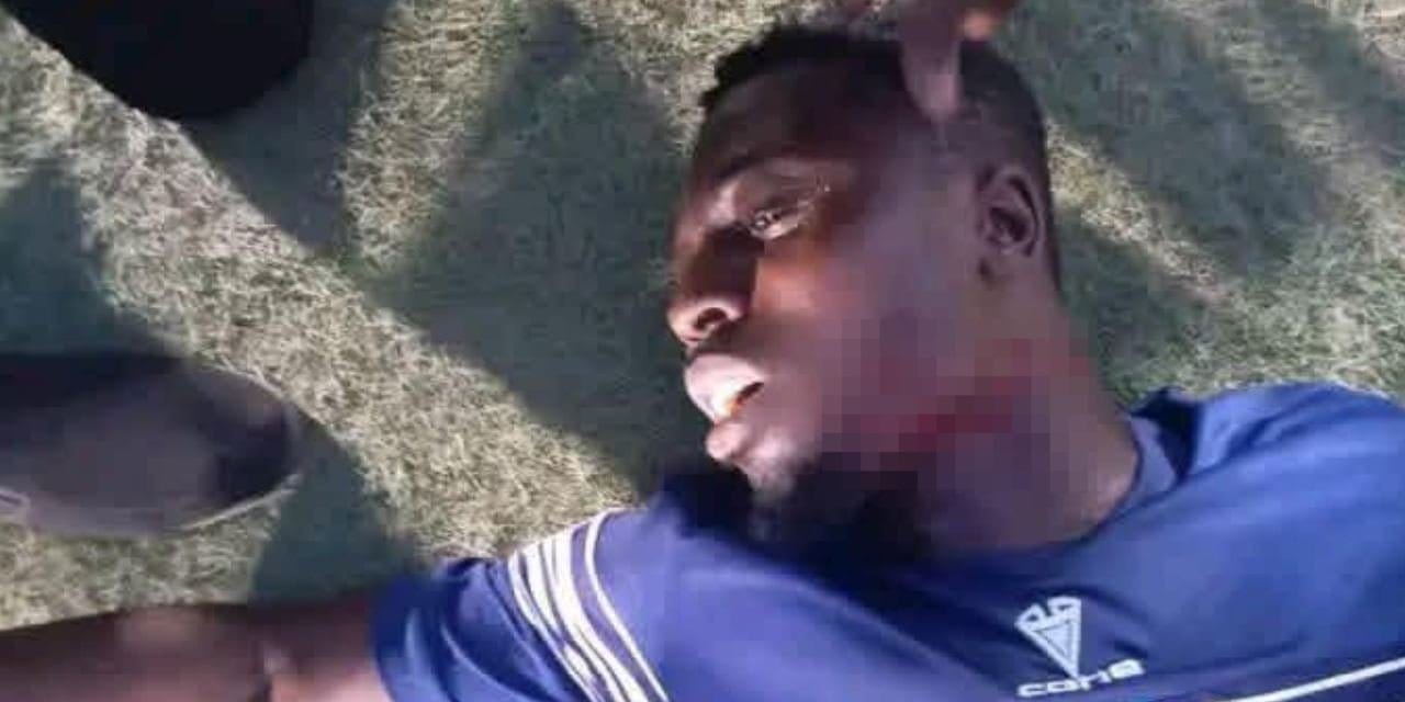 Yeşil sahada dehşet! Taraftarlar sahaya girip futbolcunun boğazına bıçakla saldırdı