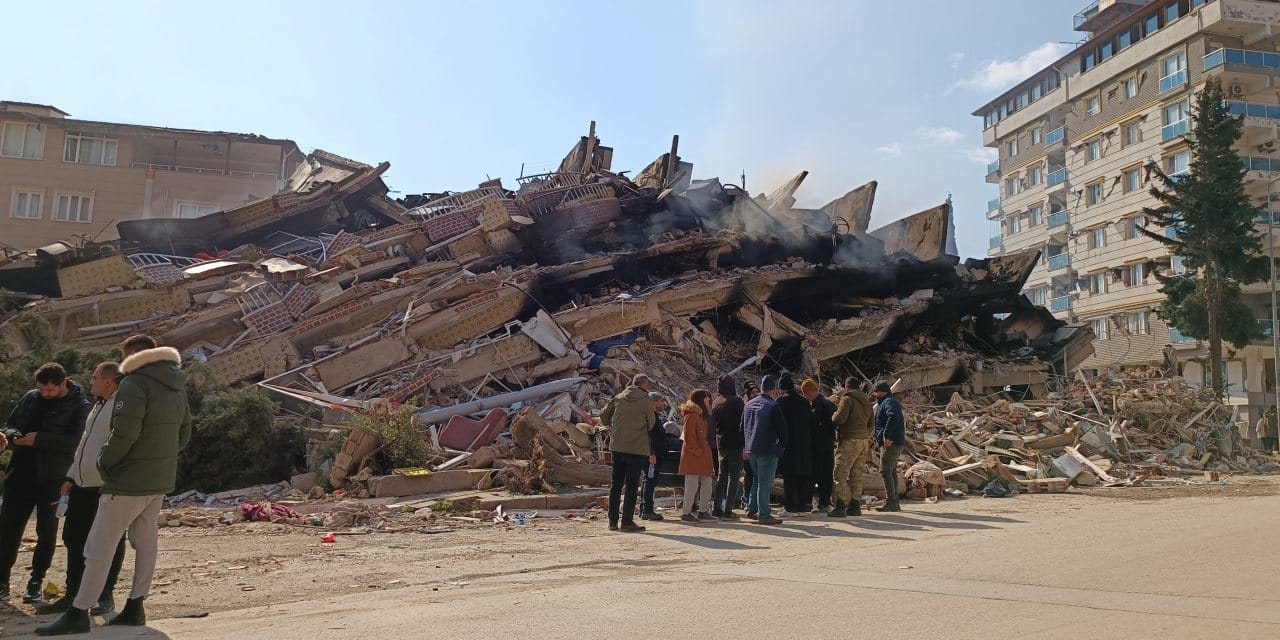 51 kişiye mezar olan apartmanın müteahhidi hâlâ TOKİ’ye proje yapıyormuş!