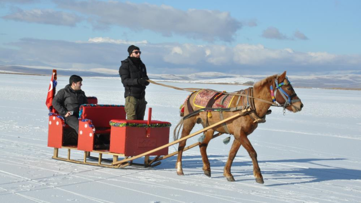 Artık bir kış turizmi klasiği: Çıldır Gölü sezonu açtı
