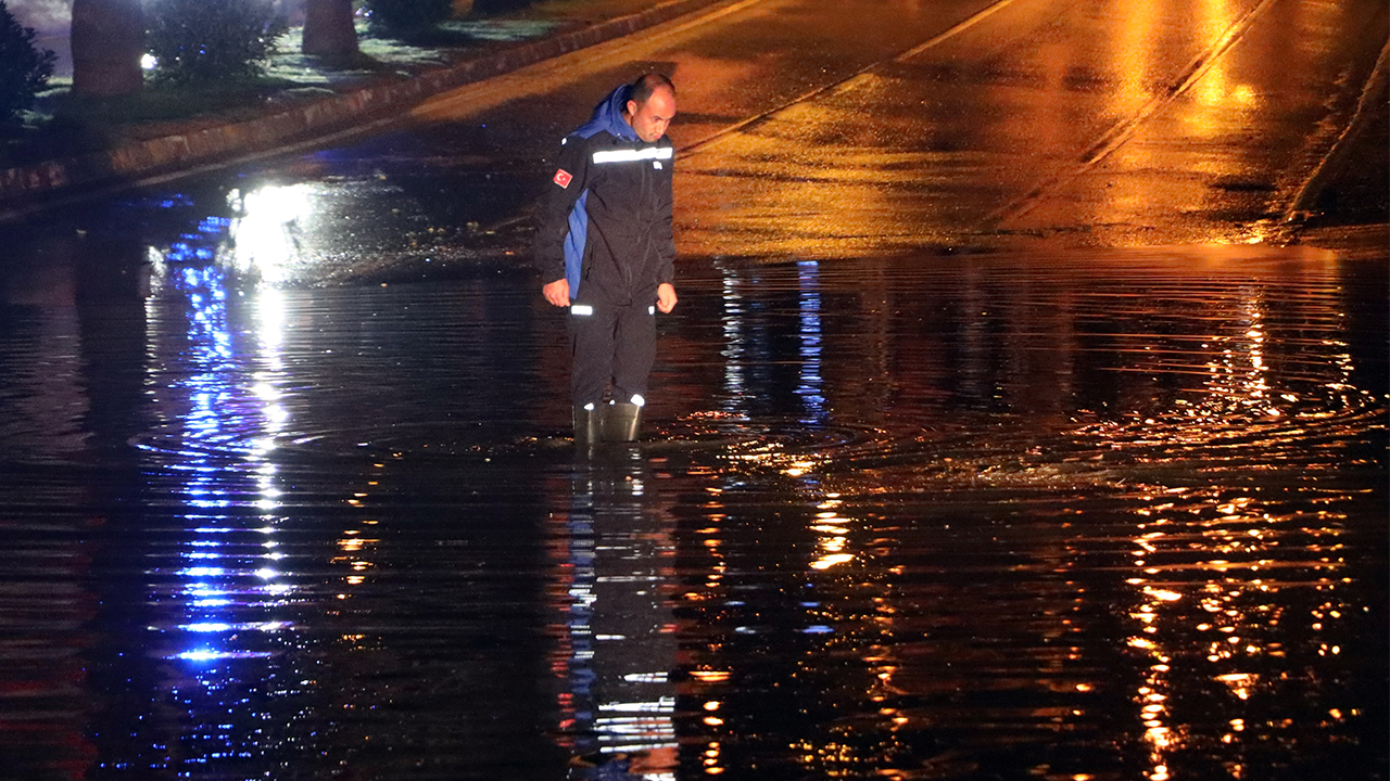 Bodrum’da yollar göle döndü, istinat duvarı çöktü