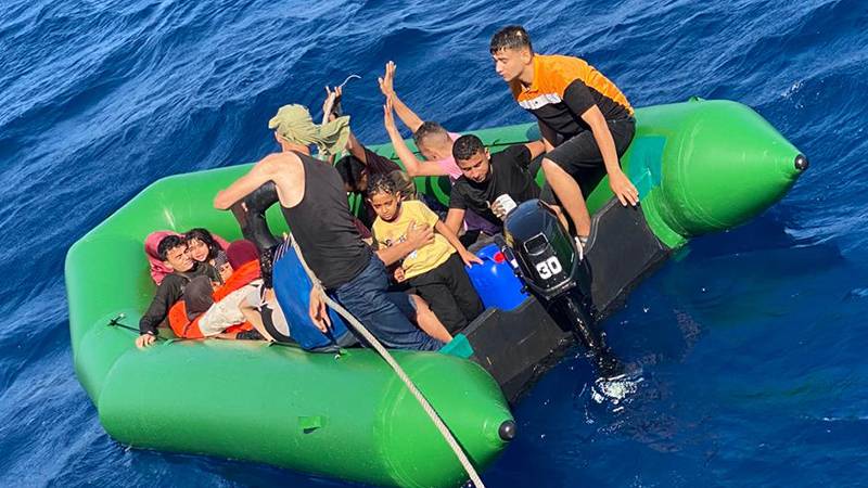 İzmir açıklarında 75 düzensiz göçmen kurtarıldı