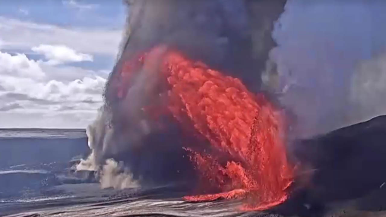 Kilauea yeniden uyandı. Lavlar 425 metre yüksekliğe ulaştı