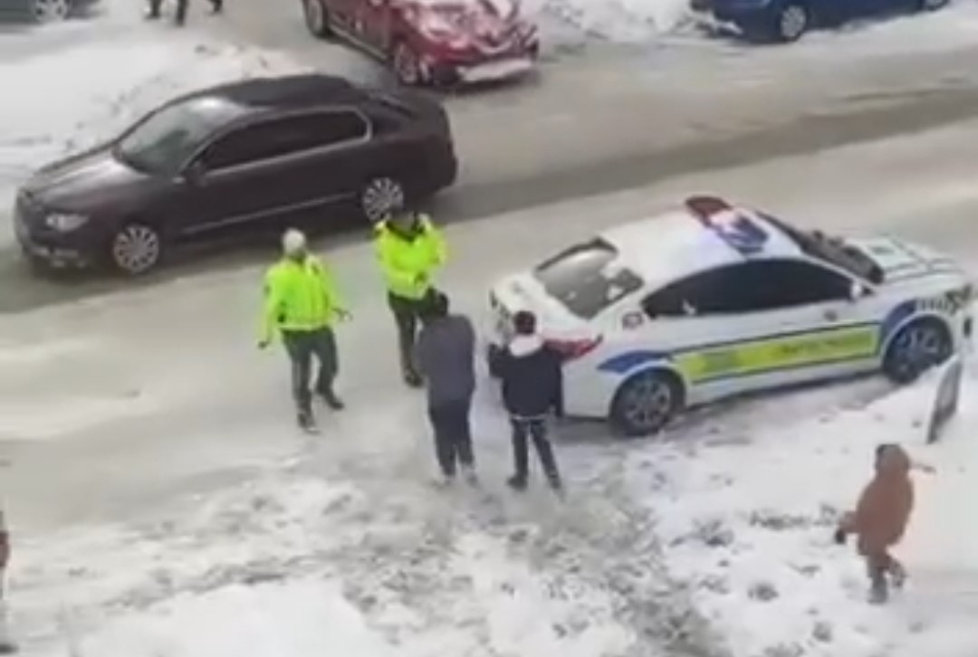 Trafik polisleri çocuklarla kartopu oynadı