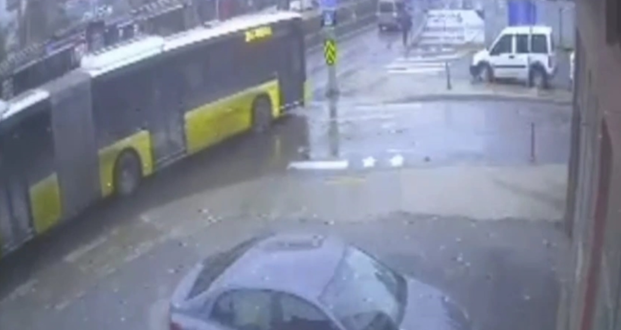 Yola akaryakıt döküldü: İETT otobüsü kaza yaptı