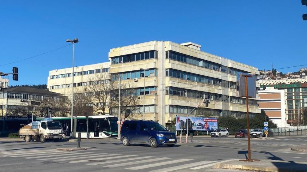 Duvarlarındaki çatlaklar sosyal medyada paylaşılmıştı. Fakülte binası mühürlendi