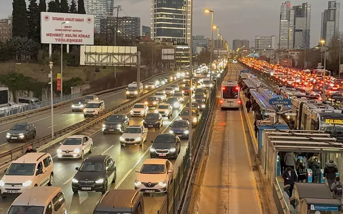İstanbul’da akşam saatlerinde trafik yoğunluğu yüzde 80’e çıktı
