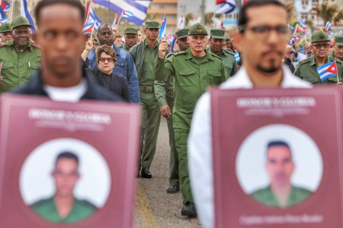 Küba Venezuela’da hayatını kaybeden 32 kahraman için ‘Savaşan Halk Yürüyüşü’ yaptı