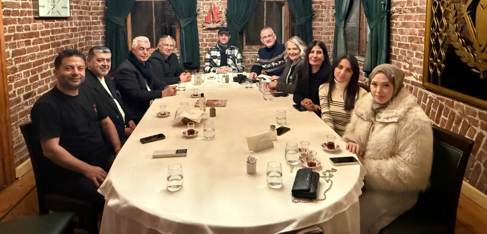 MAHKEMEDE HALK İFTARI YAPTILAR, TEKNOLOJİYİ KONUŞTULAR